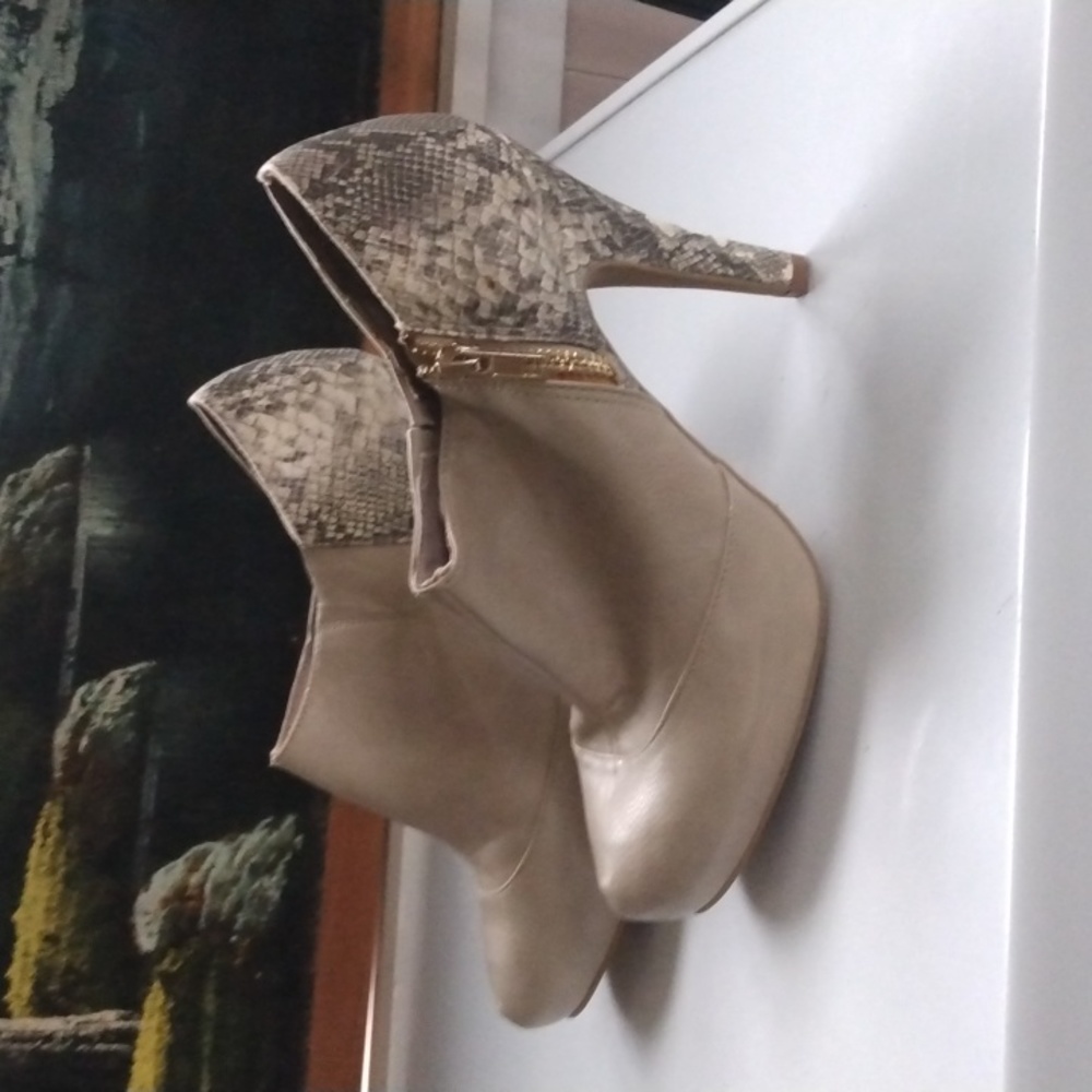 Size 7.5 classy heels